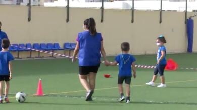 Un club deportivo organiza un campamento para familias con poco recursos económicos en Canarias