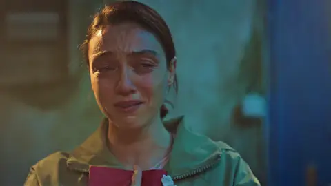 Gülben, llena de dolor, se deshace de su diario dedicado a Esat Mejores momentos | Capítulo 7