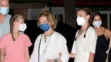 La reina Sofía reaparece cogida de la mano de sus nietas, la princesa Leonor y la infanta Sofía 