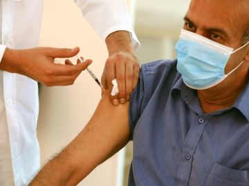 Un hombre recibe la vacuna contra el coronavirus