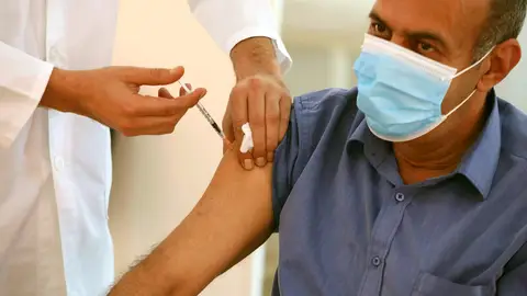 Un hombre recibe la vacuna contra el coronavirus Un hombre recibe la vacuna contra el coronavirus