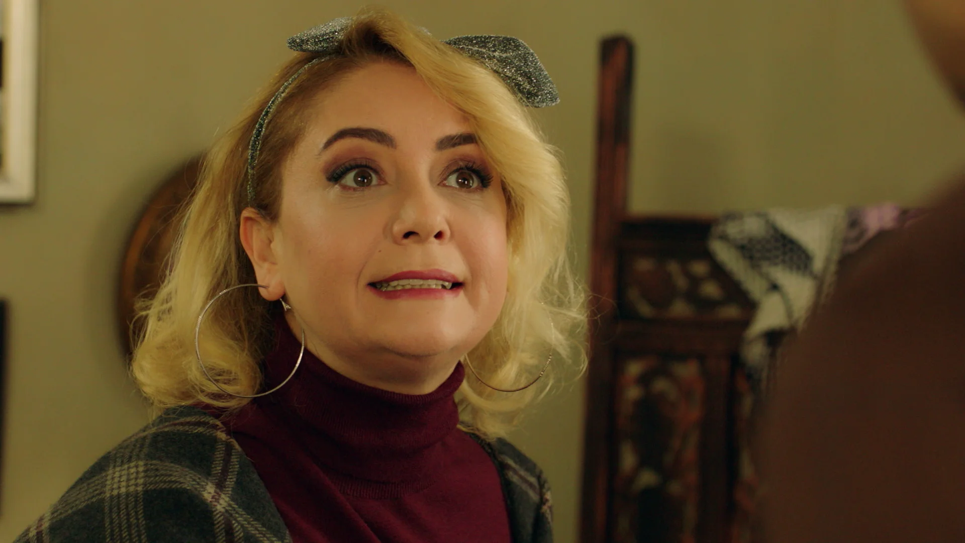 Sermin culpa a Gülten de robar sus joyas: “Es una ladrona” Demir le pide a Sermin que se calme y que no la acuse sin pruebas