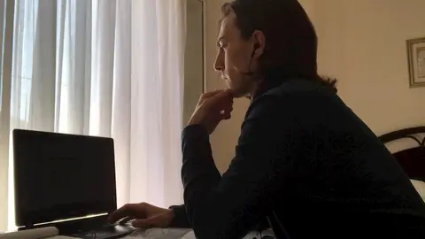 Un joven trabaja ante su ordenador Un joven trabaja ante su ordenador