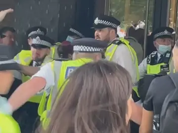La policía cierra el paso a los manifestantes que tratan de acceder a las oficinas de la BBC