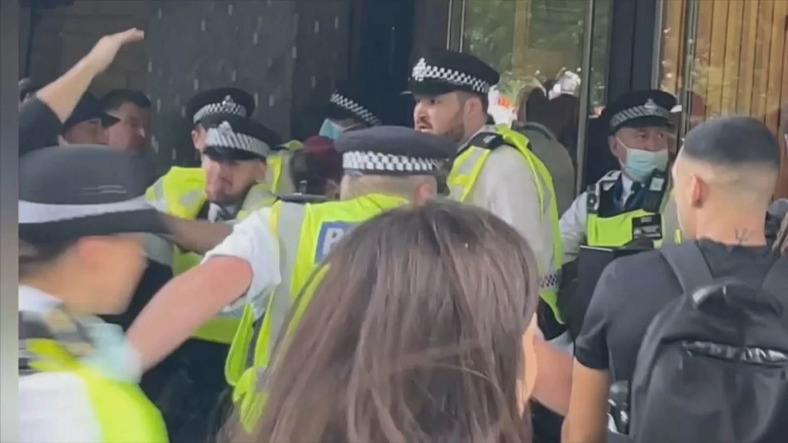 La policía cierra el paso a los manifestantes que tratan de acceder a las oficinas de la BBC La policía cierra el paso a los manifestantes que tratan de acceder a las oficinas de la BBC