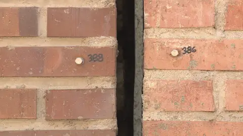 Las obras de la línea 7 del metro de Madrid producen grietas en las casas de los vecinos Las obras de la línea 7 del metro de Madrid producen grietas en las casas de los vecinos