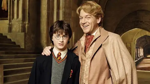 Daniel Radcliffe Kenneth Branagh como Harry Potter y Gilderoy Lockhart En 'Harry Potter y la cámara de los secretos'