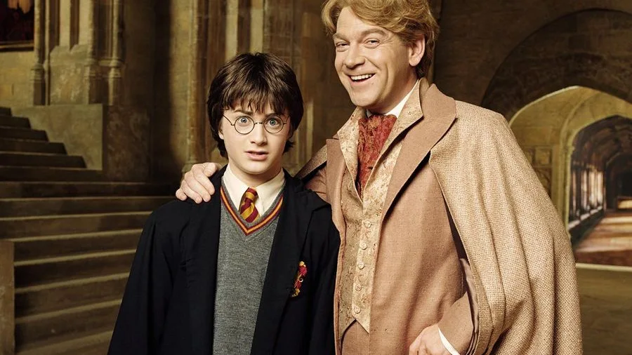 Daniel Radcliffe Kenneth Branagh como Harry Potter y Gilderoy Lockhart En 'Harry Potter y la cámara de los secretos'