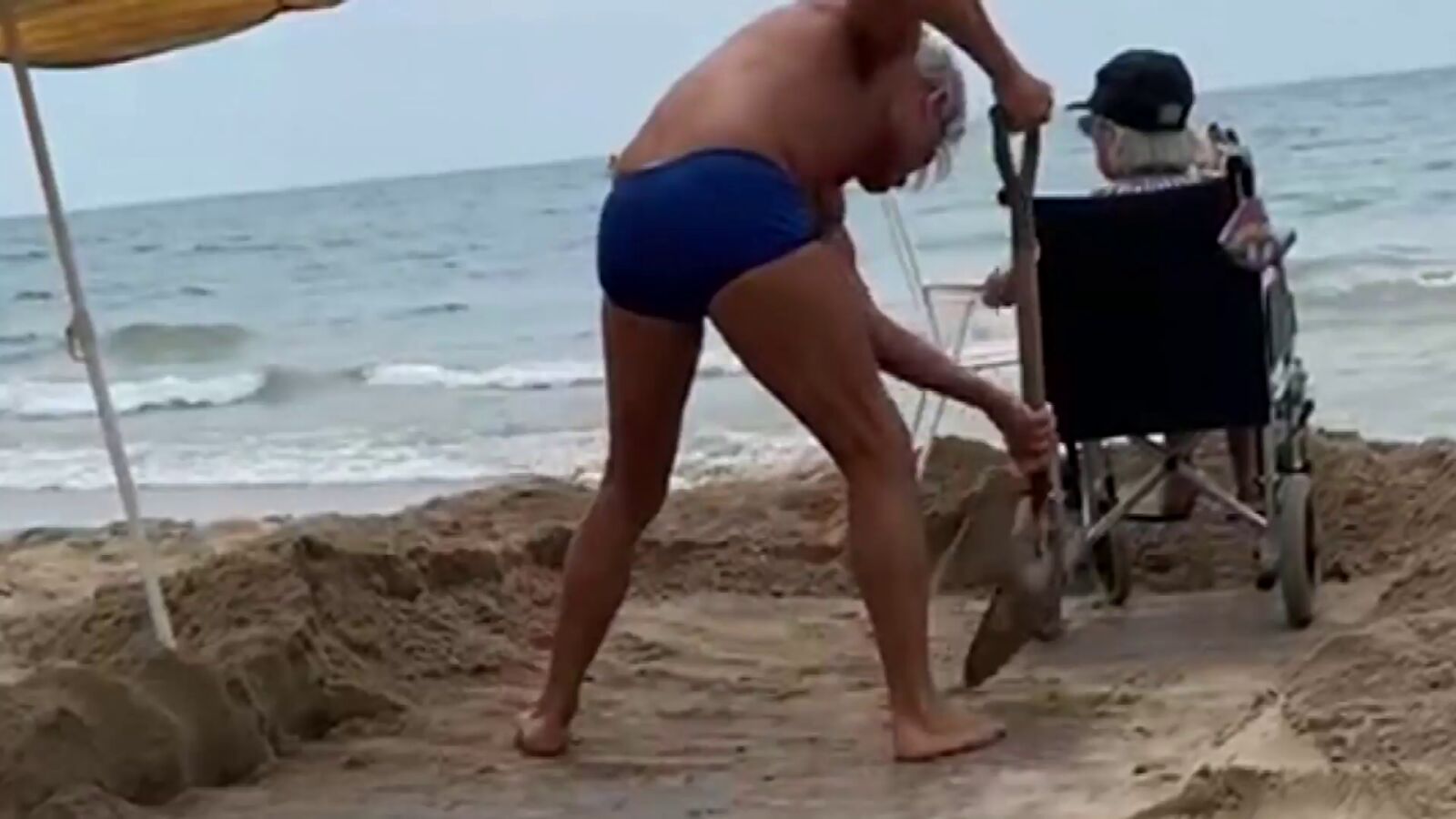 El tierno gesto de un hijo con su madre en sillas de ruedas para que pueda acercarse a la orilla del mar