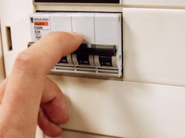 Precio de la luz: Imagen de una persona pulsando un interruptor