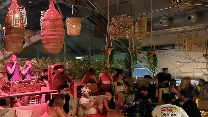 Fiesta ilegal de 42 personas, organizada a trav&eacute;s de las redes sociales en un local de la Barceloneta