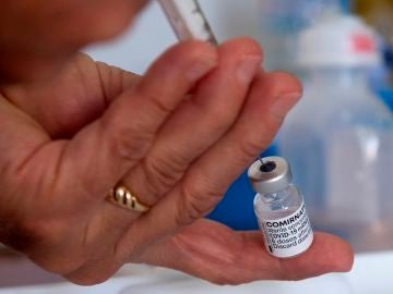 Estados Unidos confirma que administrará la tercera dosis de la vacuna COVID a personas de riesgo "razonablemente pronto"