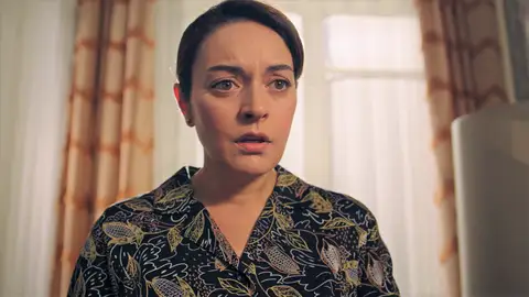 Safiye descubre el gran secreto de Han: “Se ha casado con esa chica que vive abajo” Safiye descubre el gran secreto de Han: “Se ha casado con esa chica que vive abajo”