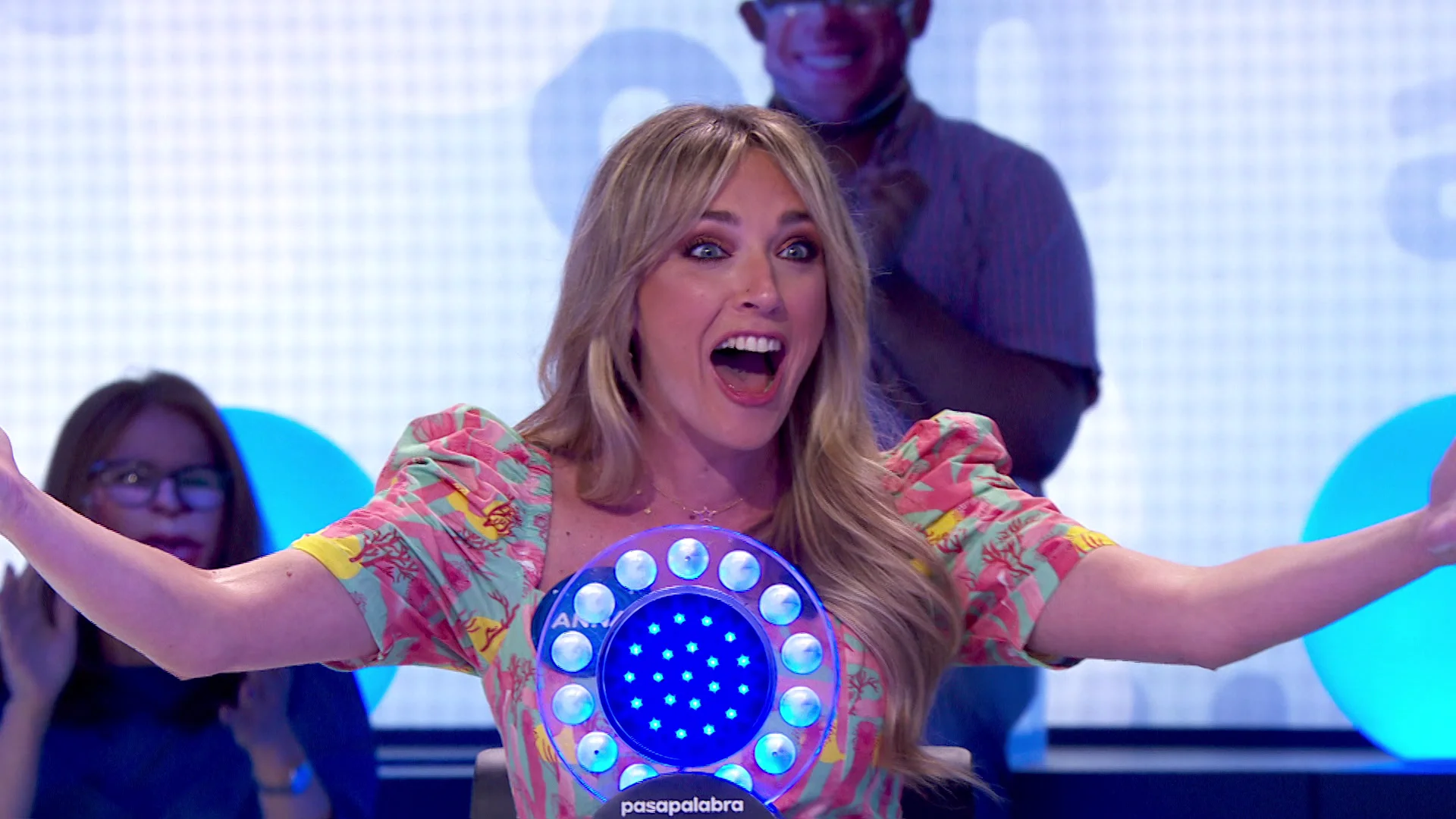 Anna Sim&oacute;n desaf&iacute;a a Roberto Leal en &lsquo;La Pista&rsquo;: &ldquo;&iexcl;Si no es, no te la canto!&rdquo;