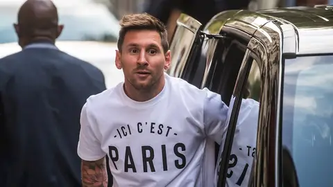 Messi a su llegada al hotel 'Royal Monceau' de París Messi a su llegada al hotel 'Royal Monceau' de París