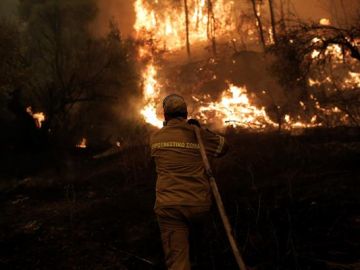 Un bombero lucha contra el fuego en Grecia