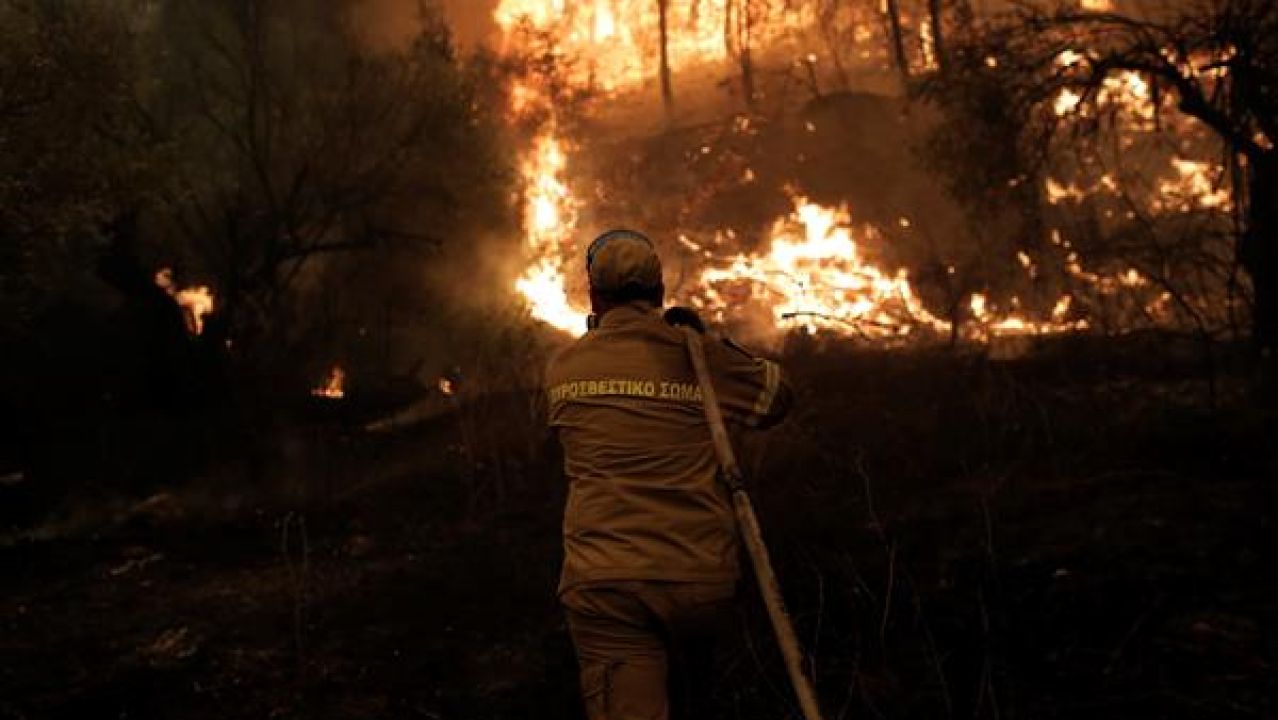 La imagen viral de los incendios que arrasan Grecia - Vimarsana News