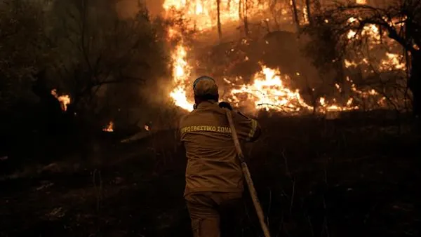 Un bombero lucha contra el fuego en Grecia