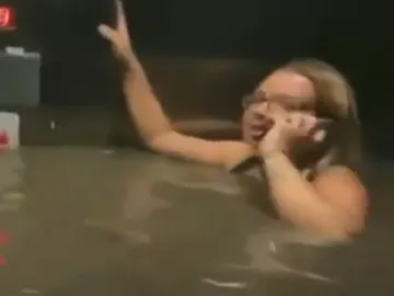 El angustioso momento en el que tres jóvenes se quedan encerrados en un ascensor que se inunda El angustioso momento en el que tres jóvenes se quedan encerrados en un ascensor que se inunda