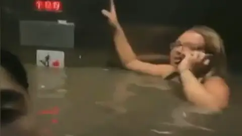 El angustioso momento en el que tres jóvenes se quedan encerrados en un ascensor que se inunda El angustioso momento en el que tres jóvenes se quedan encerrados en un ascensor que se inunda