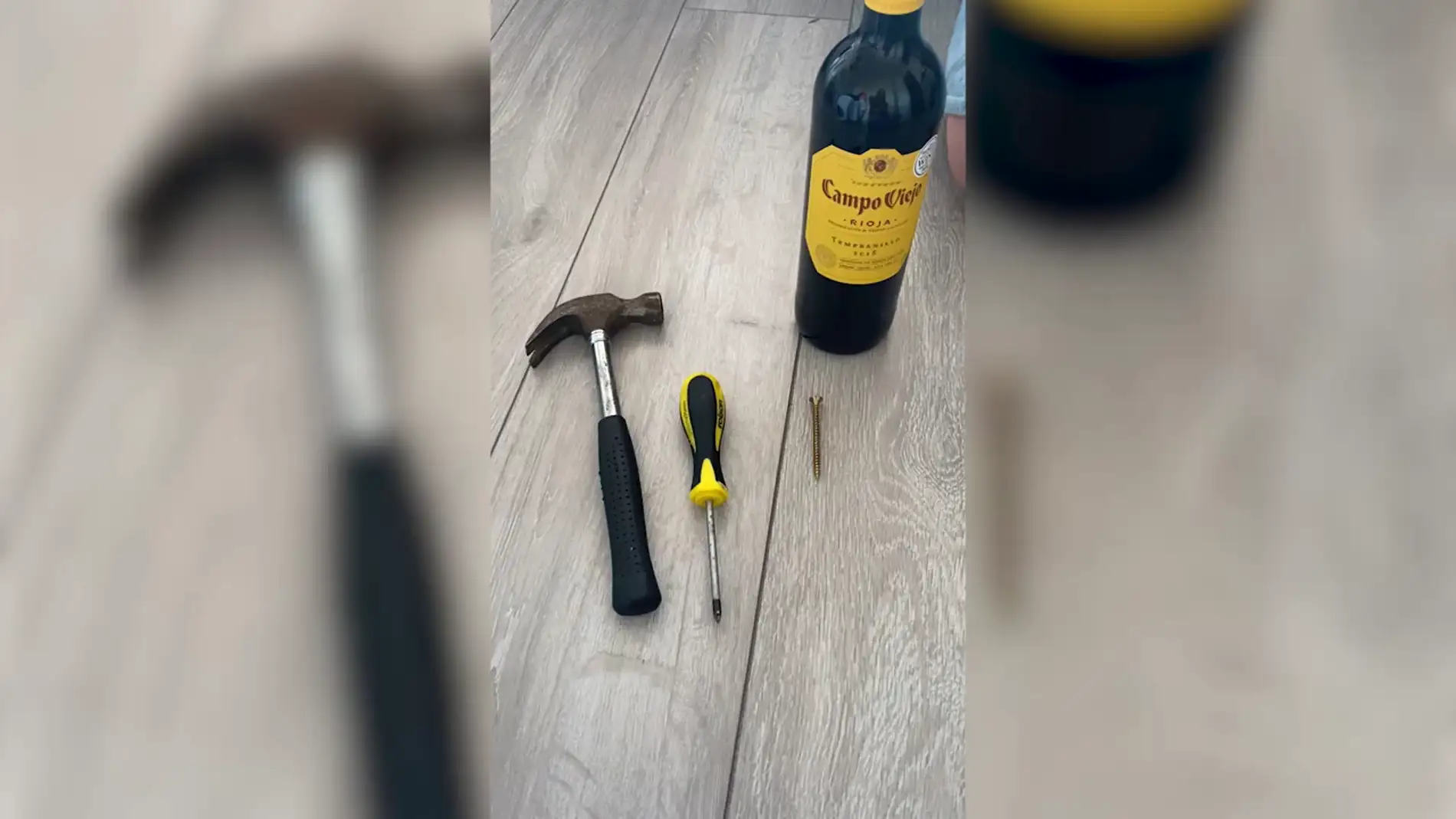 Aprende a abrir una botella de vino con un tornillo y un martillo