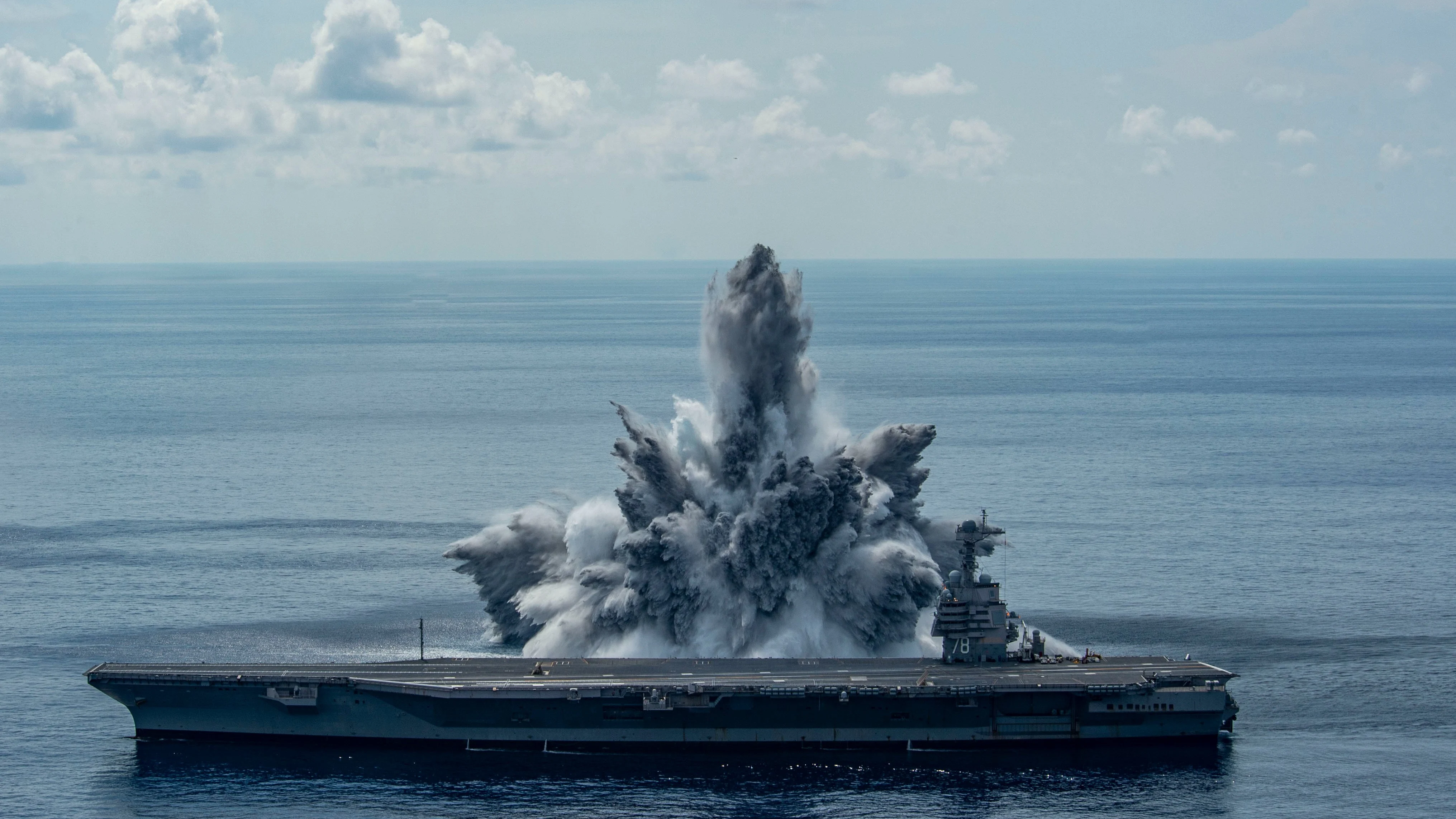 Explosi&oacute;n controlada del portaaviones USS Gerald R. Ford de la Marina de Estados Unidos 