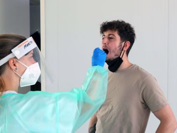 Un joven se hace la prueba PCR en el Hospital Universitario Central de Asturias (HUCA)