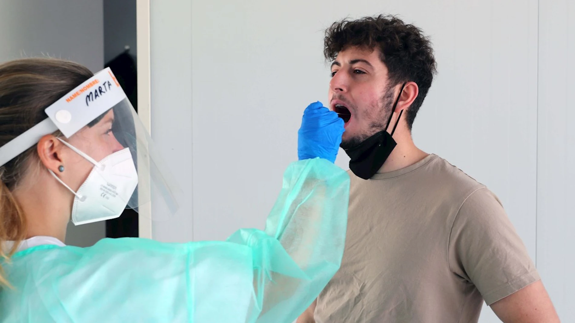 Un joven se hace la prueba PCR en el Hospital Universitario Central de Asturias (HUCA)