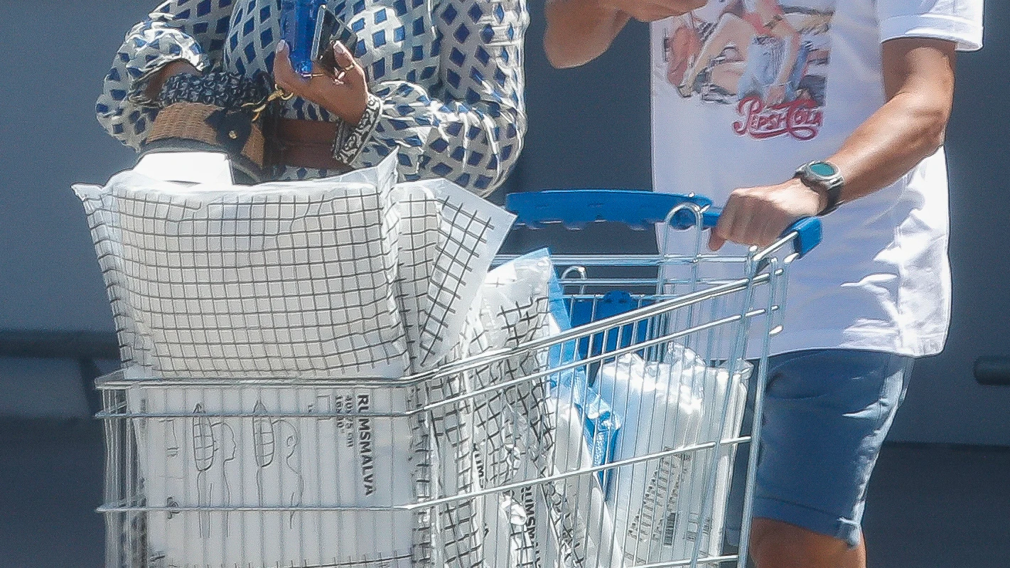 Paula Echevarría y Miguel Torres pillados haciendo unas compras en Oviedo Paula Echevarría y Miguel Torres pillados haciendo unas compras en Oviedo