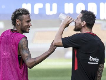 Messi y Neymar durante un entrenamiento con el Barça