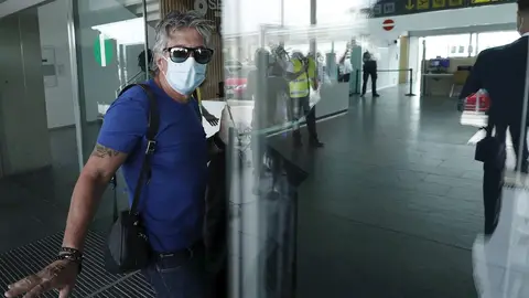 El padre del delantero argentino Lionel Messi, Jorge Messi, a su llegada este mediodía a la Terminal corporativa del Aeropuerto del Prat de Barcelona, desde donde partirá acompañado por su hijo para formalizar el contrato por el club francés del París Saint Germain El padre del delantero argentino Lionel Messi, Jorge Messi, a su llegada este mediodía a la Terminal corporativa del Aeropuerto del Prat de Barcelona, desde donde partirá acompañado por su hijo para formalizar el contrato por el club francés del París Saint Germain