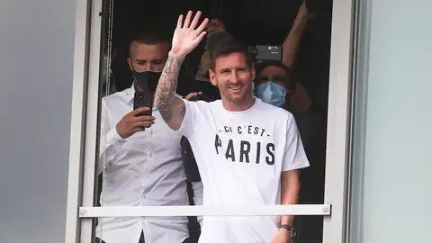 Leo Messi saluda a la afición del PSG Leo Messi saluda a la afición del PSG