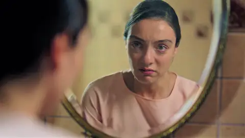 Avance de ‘Inocentes’: Gülben descubre a Han organizando su luna de miel Avance de ‘Inocentes’: Gülben descubre a Han organizando su luna de miel