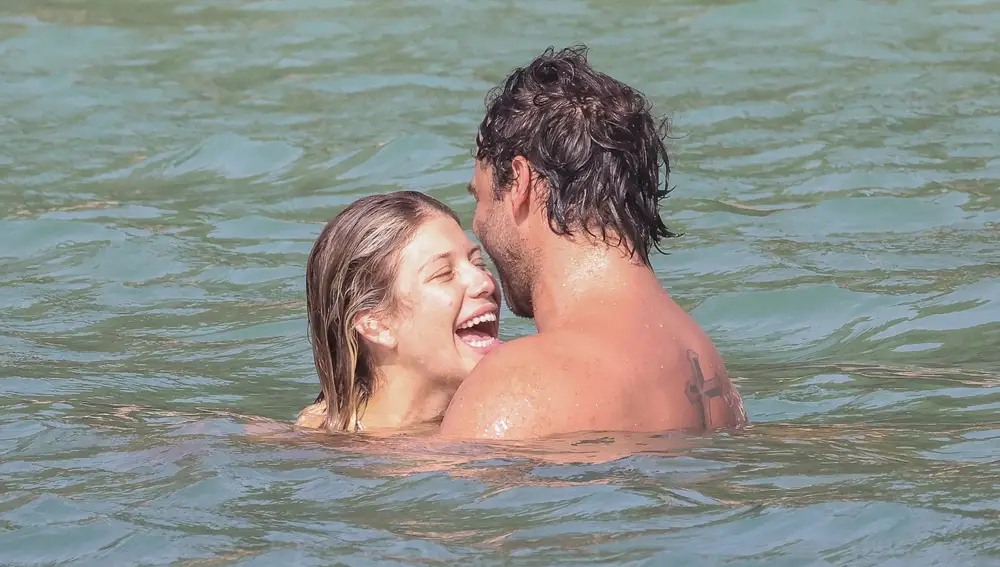 Anita Matamoros y su novio, Nacho Santandreu en las playas de Ibiza