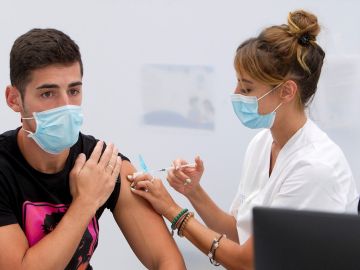 Un joven recibe la vacuna contra el coronavirus