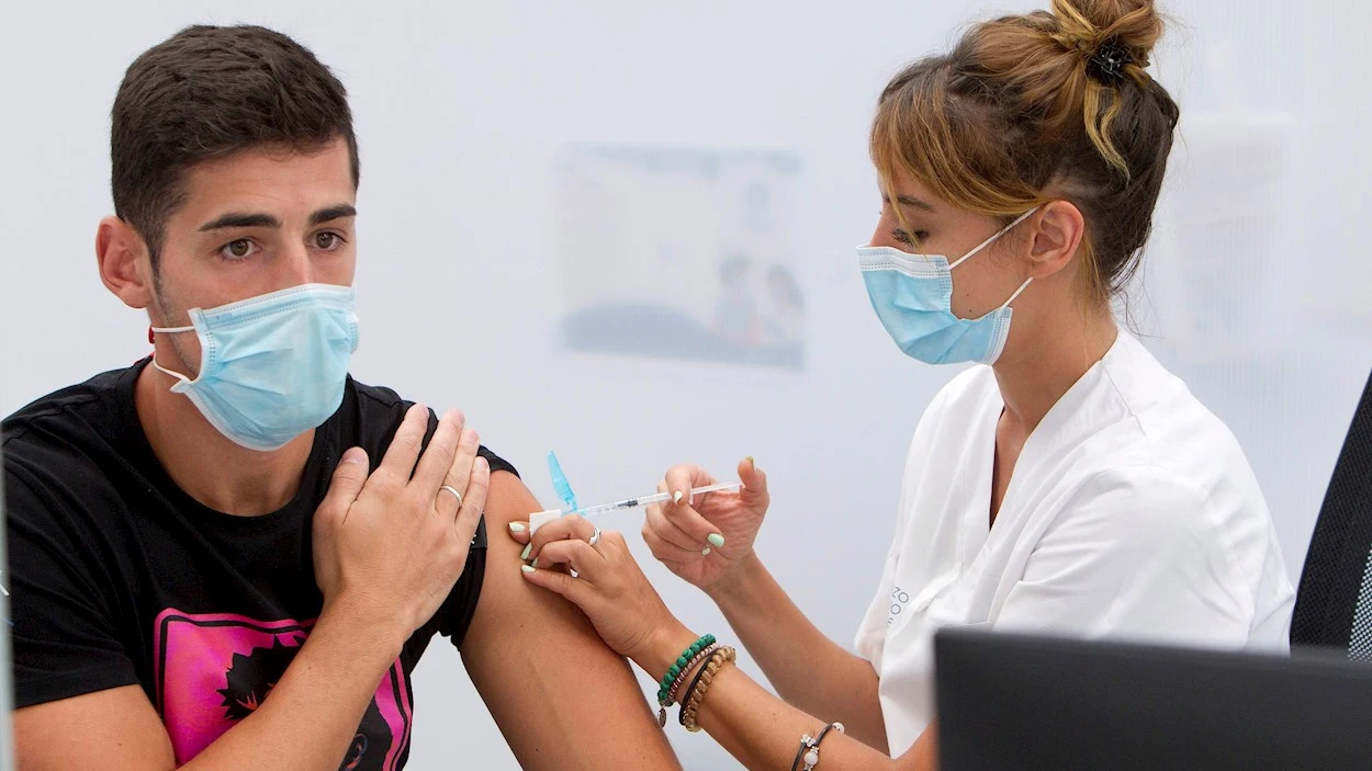 Un joven recibe la vacuna contra el coronavirus Un joven recibe la vacuna contra el coronavirus
