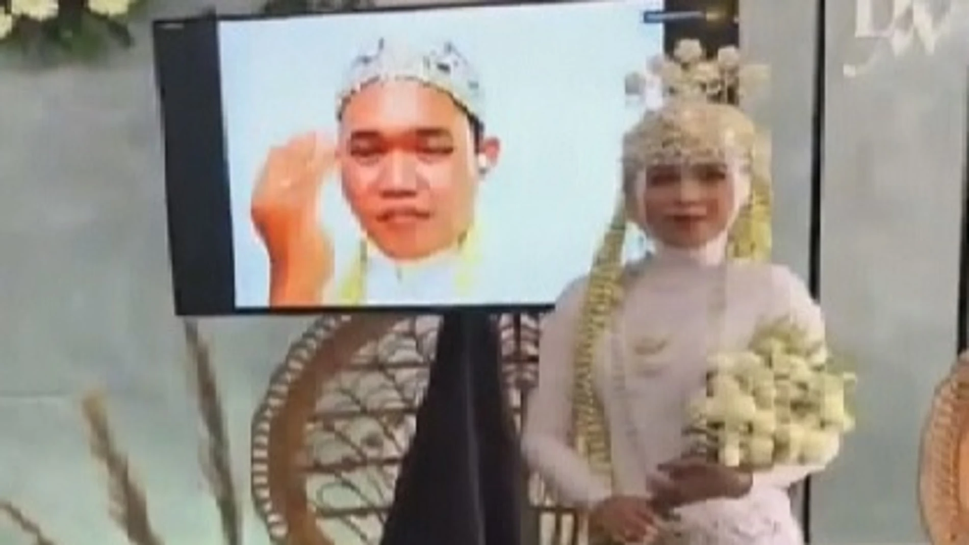 Se casan por videollamada en Indonesia