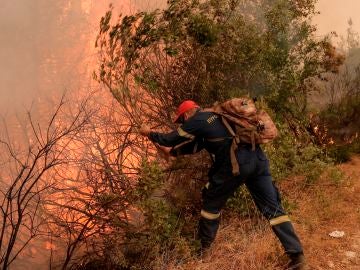 Un bombero lucha contra las llamas en la isla griega de Evia