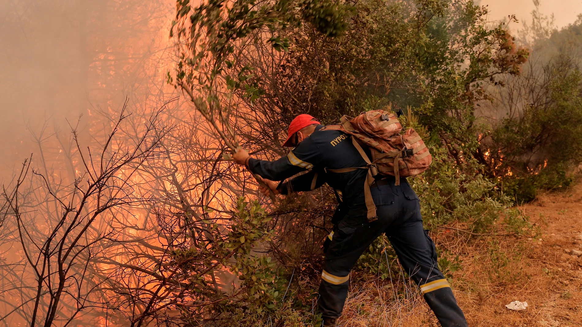 Un bombero lucha contra las llamas en la isla griega de Evia