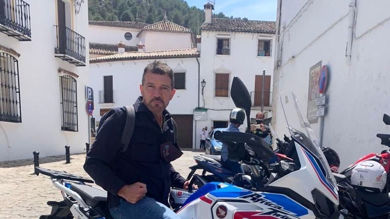 Antonio Banderas celebra su 61 cumpleaños anunciando el nuevo proyecto que desarrollará con su hija Stella - Vimarsana News