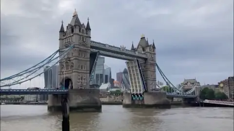 Un fallo técnico deja el Puente de la Torre de Londres e imposibilita el paso de vehículos y personas Un fallo técnico deja el Puente de la Torre de Londres e imposibilita el paso de vehículos y personas