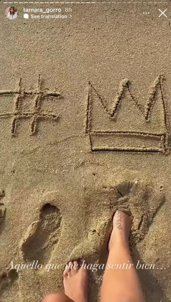Tamara Gorro dibuja una corona en la arena como símbolo de lucha contra el cáncer de Valeria