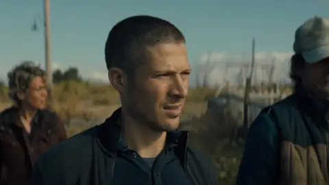 Zach Gilford en 'La maldición de Midnight Mass' Zach Gilford en 'La maldición de Midnight Mass'