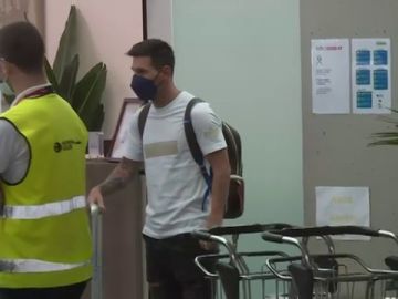 VÍDEO: Messi llega al aeropuerto del Prat para viajar a París tras fichar por el PSG