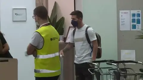 VÍDEO: Messi llega al aeropuerto del Prat para viajar a París tras fichar por el PSG VÍDEO: Messi llega al aeropuerto del Prat para viajar a París tras fichar por el PSG