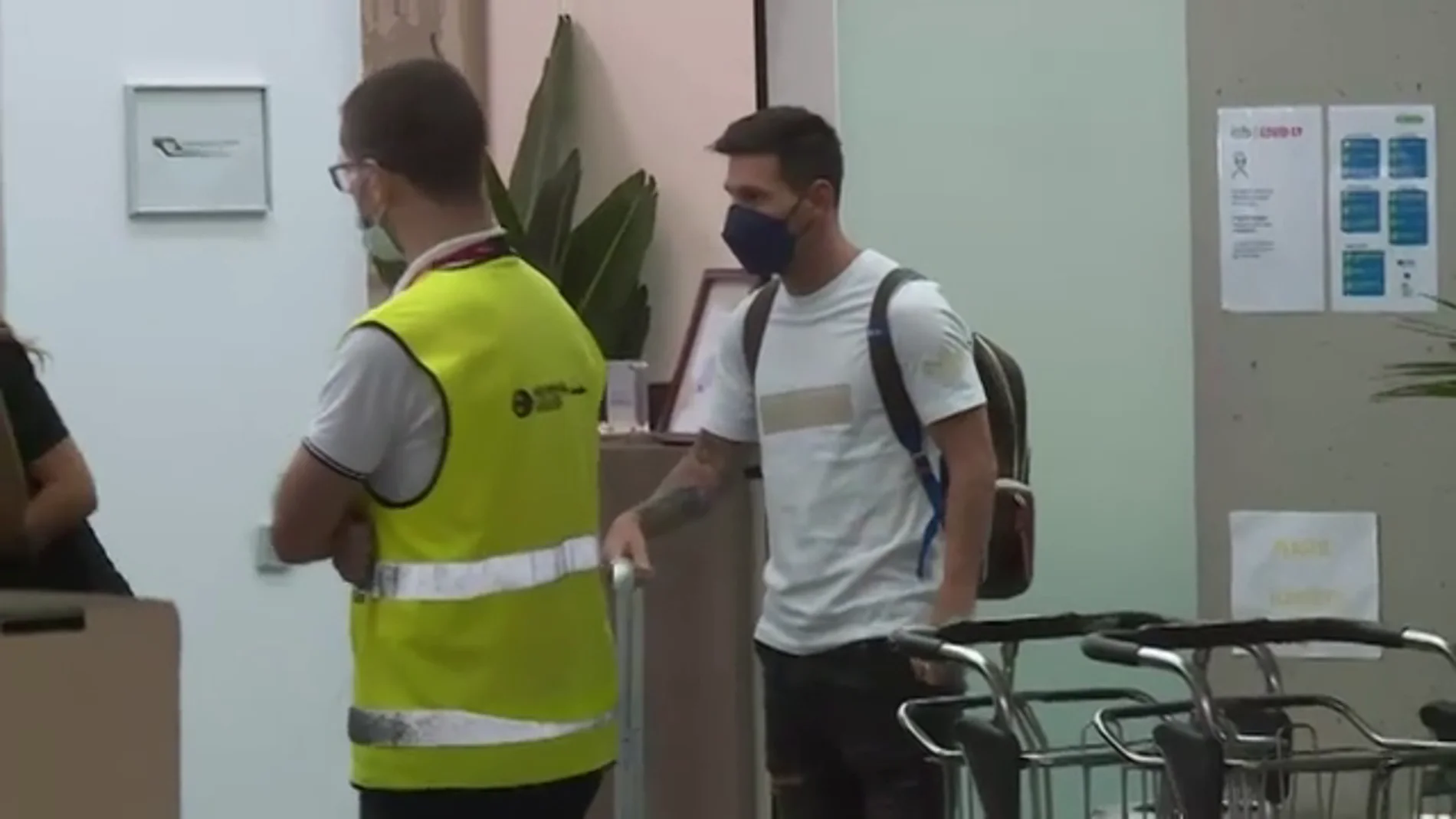 VÍDEO: Messi llega al aeropuerto del Prat para viajar a París tras fichar por el PSG