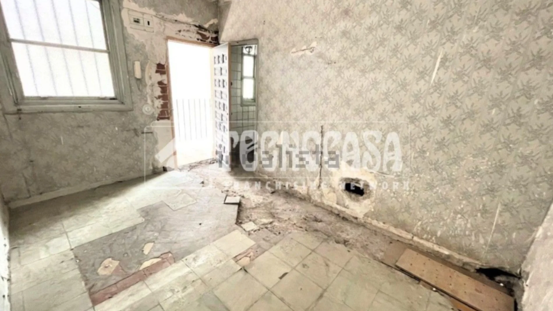 Un piso en ruinas por 89.900 euros, el polémico anuncio de Idealista sobre la venta de pisos en Madrid