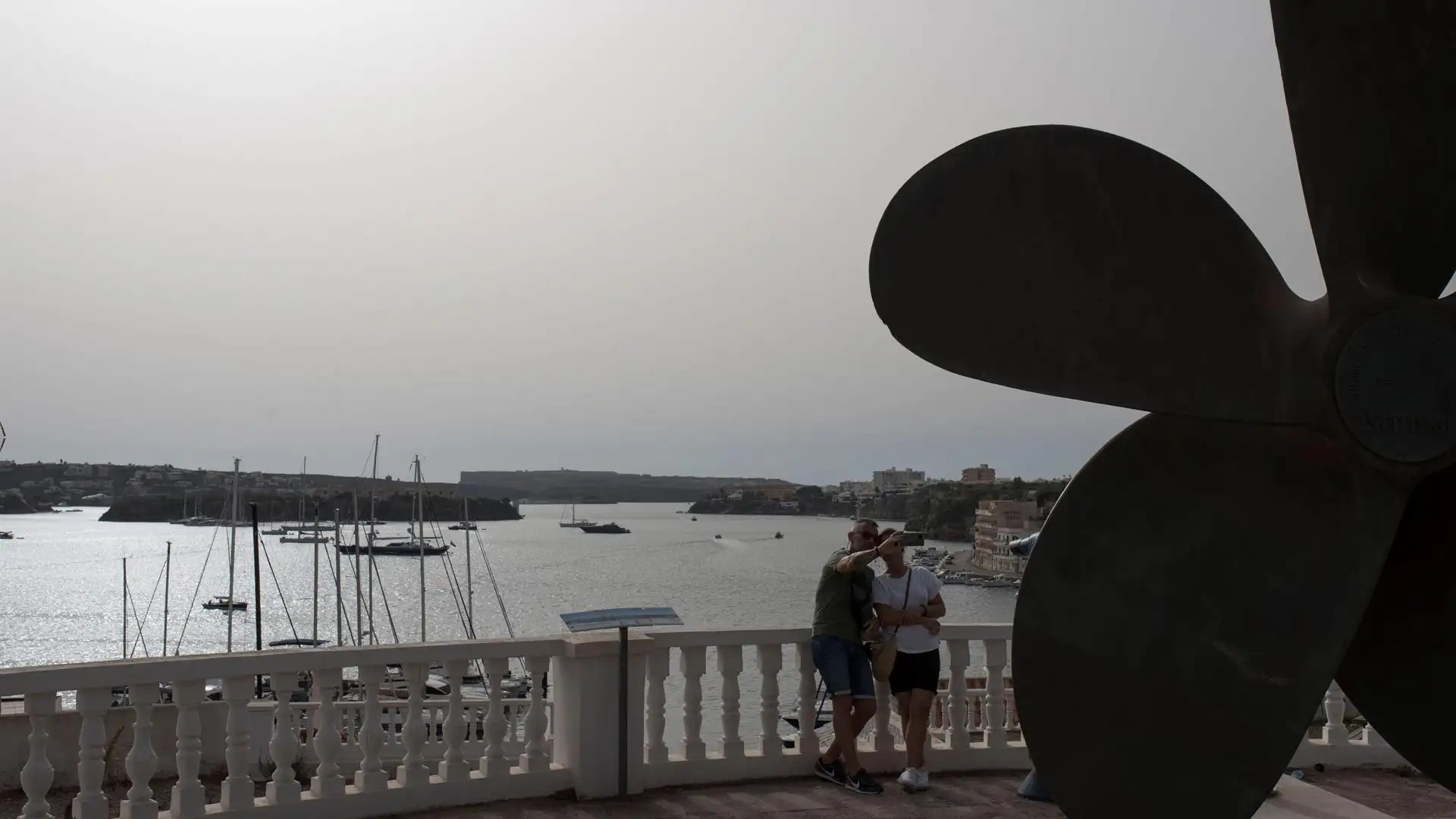 La subida de la marea provoca da&ntilde;os en el litoral de Santa Pola