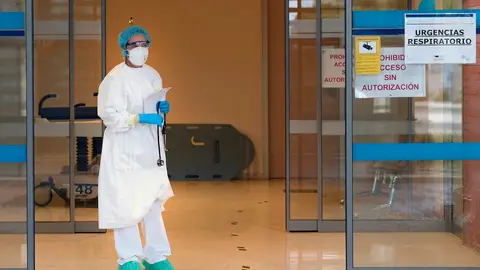 Una doctora espera la llegada de una ambulancia a las puertas de las urgencias respiratorias Una doctora espera la llegada de una ambulancia a las puertas de las urgencias respiratorias