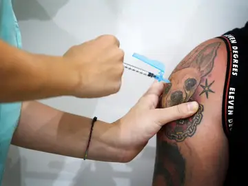 Andalucía, Baleares y Cataluña abren la vacunación sin cita previa para frenar al coronavirus Andalucía, Baleares y Cataluña abren la vacunación sin cita previa para frenar al coronavirus